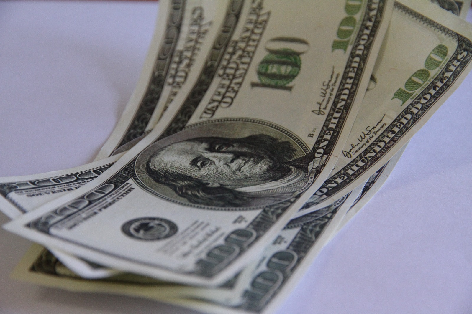 На 4 тенге снизился курс доллара в Казахстане